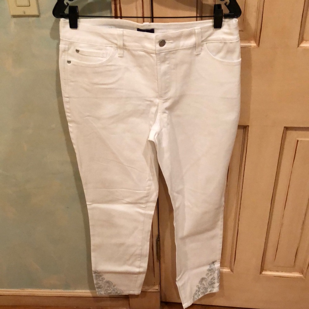 NEVER WORN NYDJ EMBROIDERED WHITE ANKLE JEAN‼️